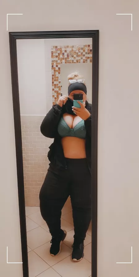 Hope I fit in here....😏 by Regina992