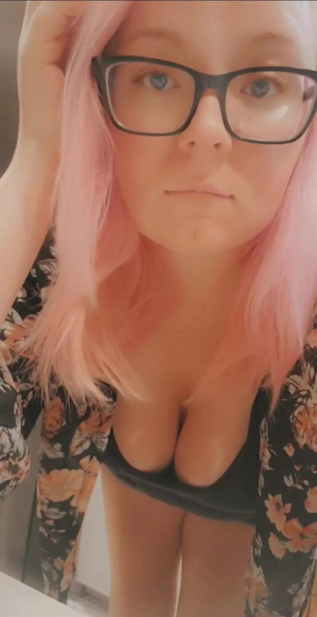 Hope I'm not distracting you 😳 posted by annonbon