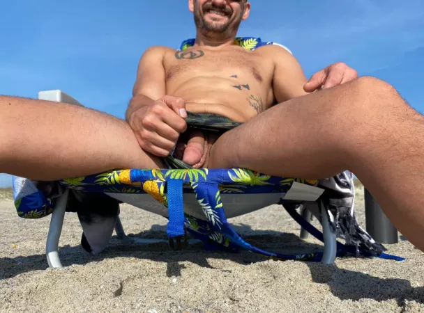 Hope there's no sand in my shorts 🌊🤙 by MrFlora_