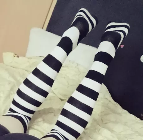 Hope you aren't bored with my black white socks ;3 by Ushiyashi