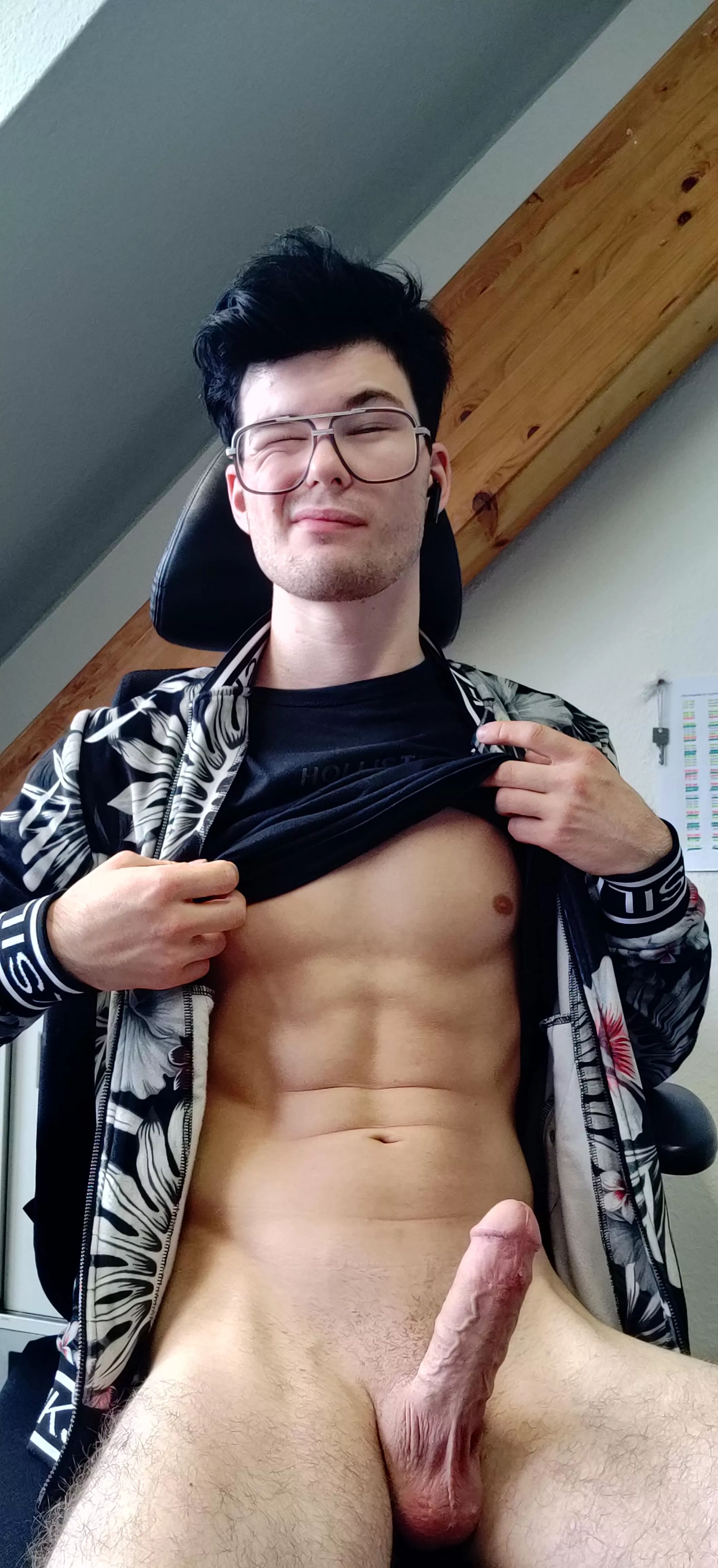 horny at work 🤤❤️ posted by Salt-Hearing-4083