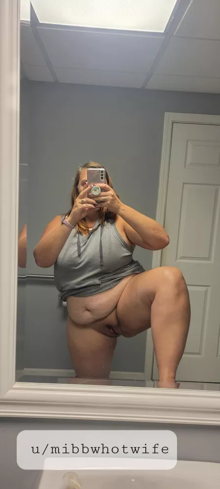 Horny at work by mibbwhotwife