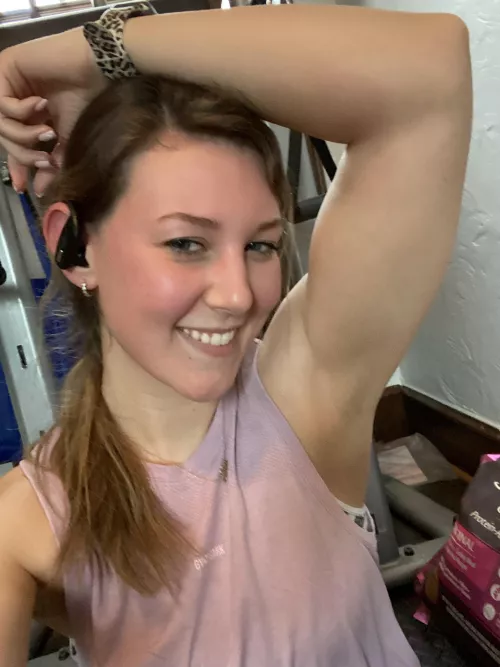 Hot and sweaty after my workout 😉💦 come lick!!! Free OF linked below by FindmeonOF