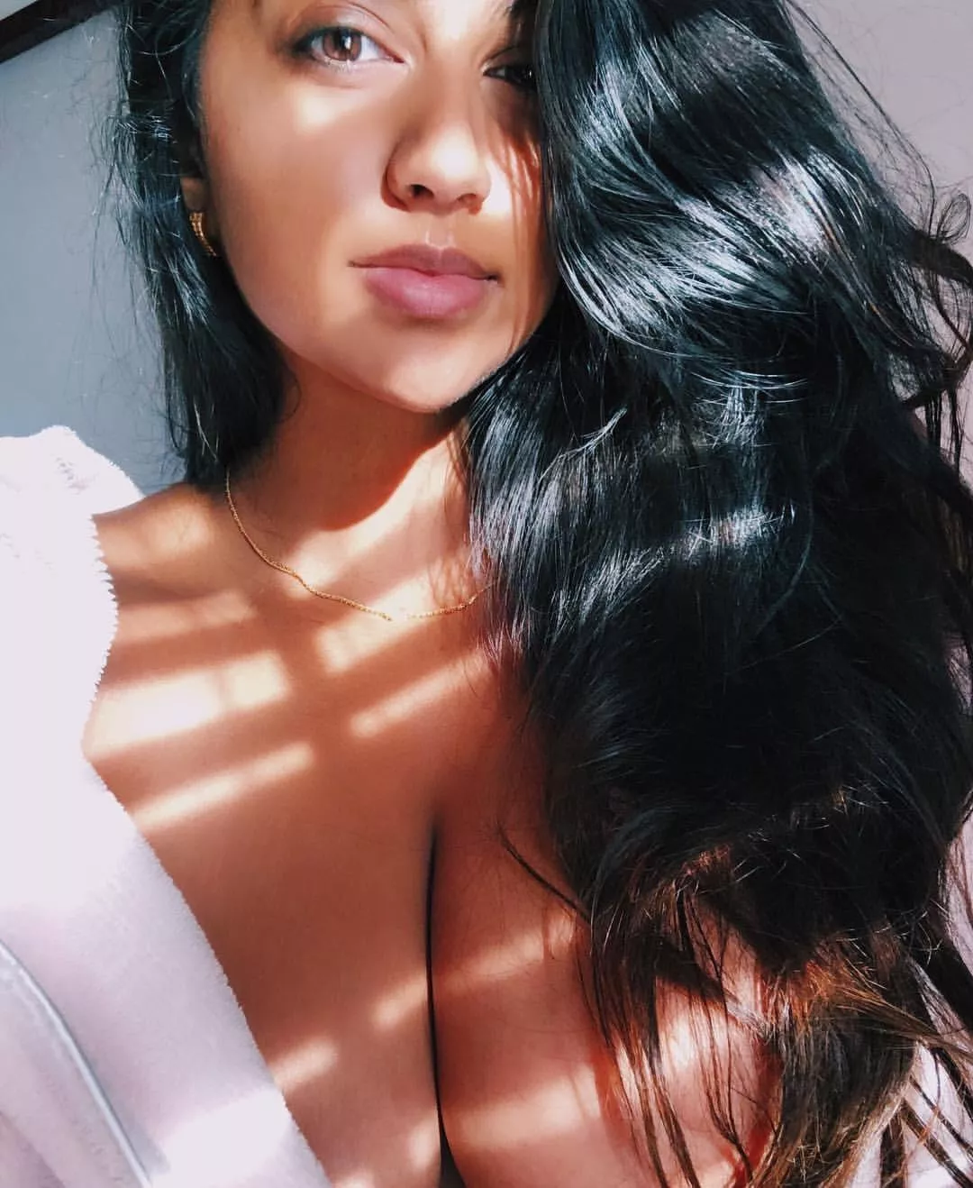 Hot cleavage posted by Rayskeeno