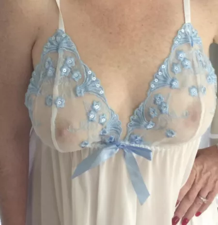 Hot Wife likes to tease! by LeadingMan007