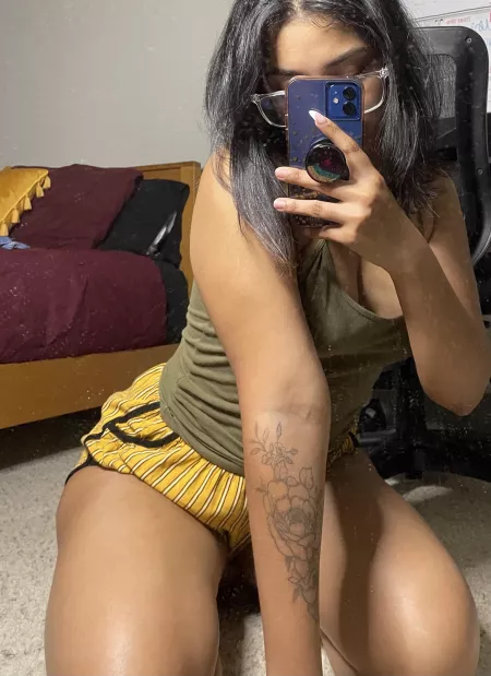 Hottie with a body by ROLIKEZRO