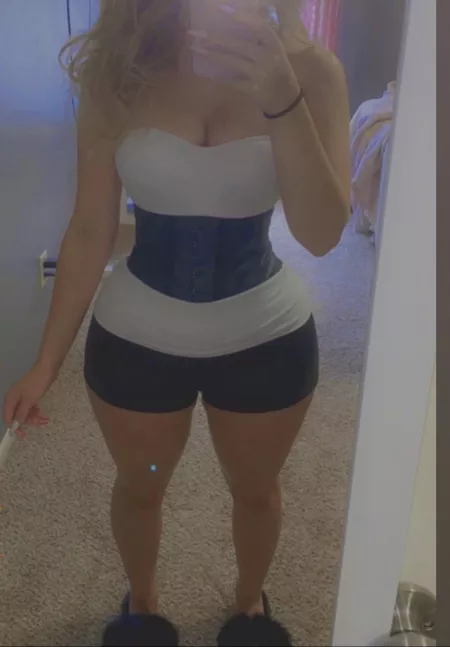 Hourglass body by realprettyangel