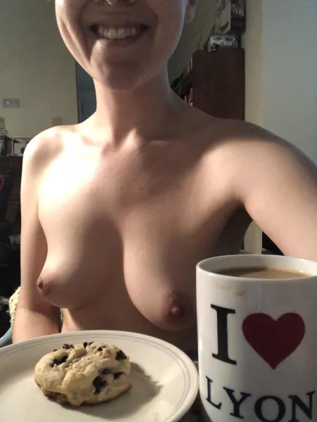 How about some fresh-baked chocolate chip cookies with our afternoon coffee?👩🏻‍🍳🍪 by keepingthisasecret