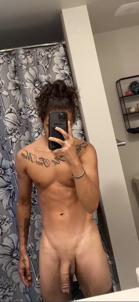 How big do you think it is when it’s hard 😈 by AlternativeSweaty381