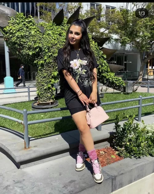 How can you not find her so fucking hot 😍 by shishakhalifa