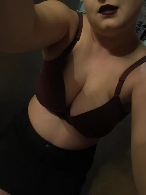 How do I look? by CassandraFire