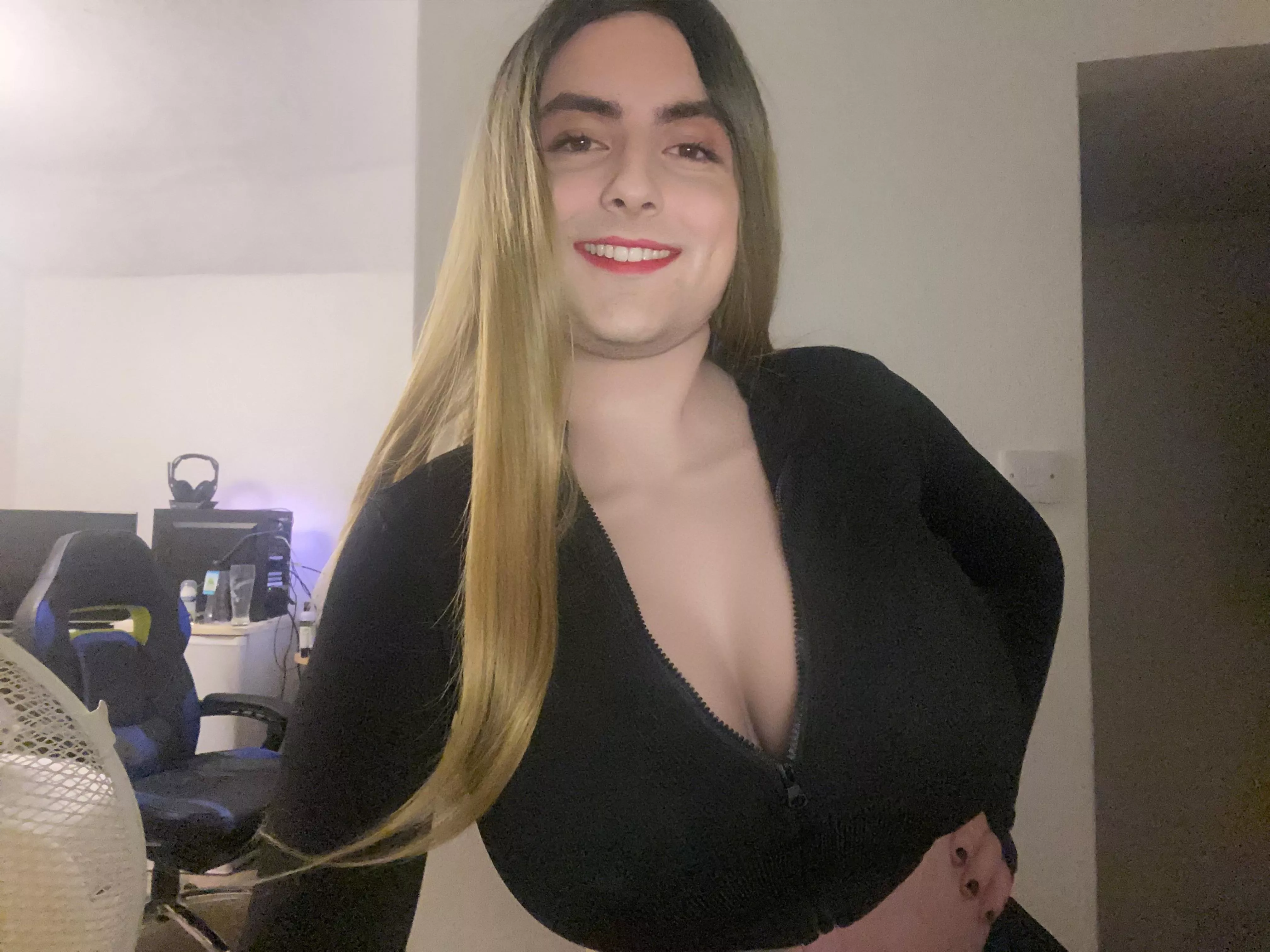 How do I look? (One day I will master how to pose for a camera😂😂) posted by May_Juggs