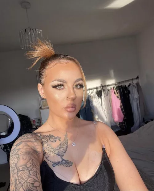 How do I look? by ALauraBidingCitizen