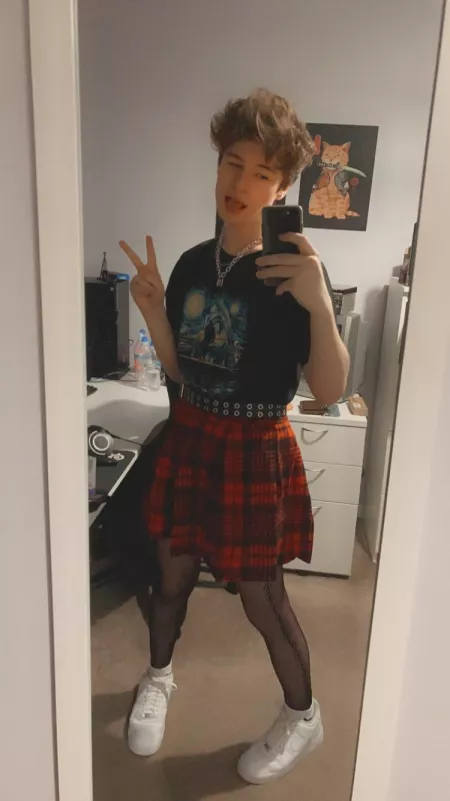 how do i look? x by CadburysCaramel