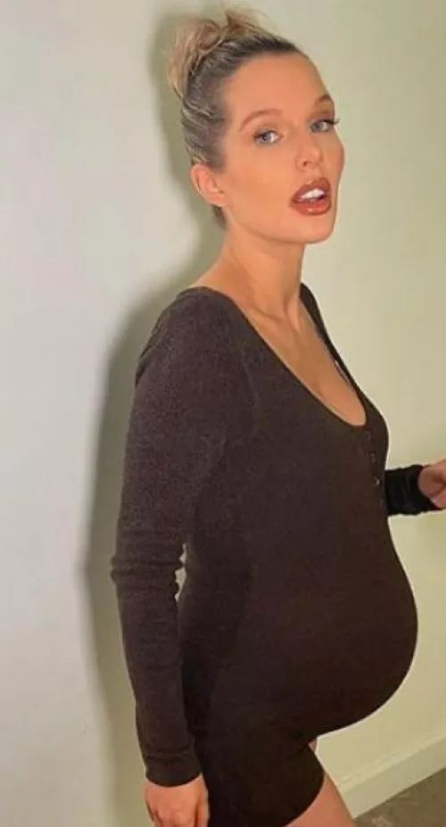 How do my preggo curves look? by Pregnant_Kelsi