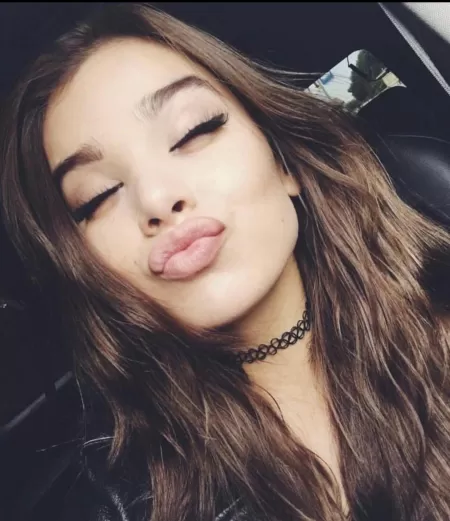 How fast would Hailee Steinfeld make you cum if she gave you a blowjob? by Outrageous_Match7449