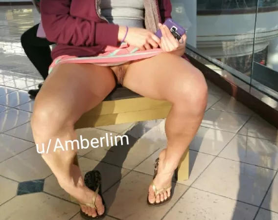 How I sit in the mall by Amberlim