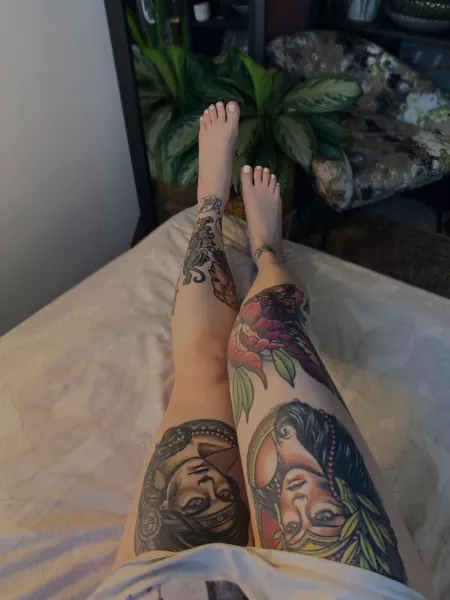 How sexy do my tattoos and white little toes look?! 🙈🤍💋 by Faefeet