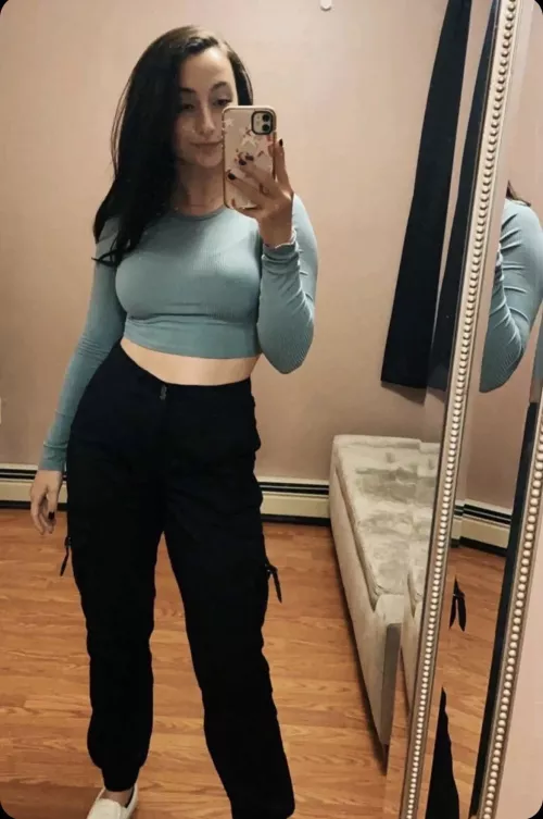 How would love to see this sluts tits?🥵 by elliesissy4