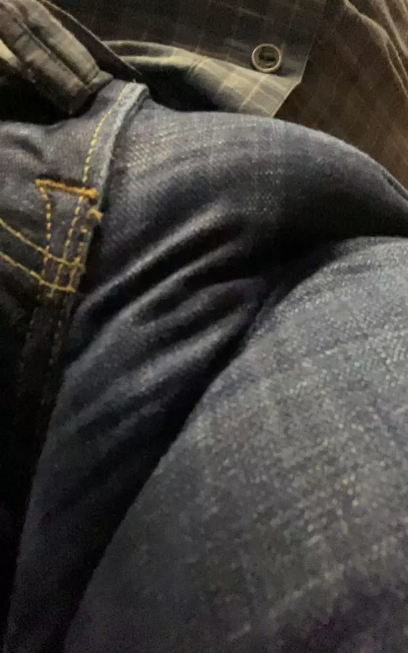 How’s my bulge. Dm me for info. posted by Dthickcock69
