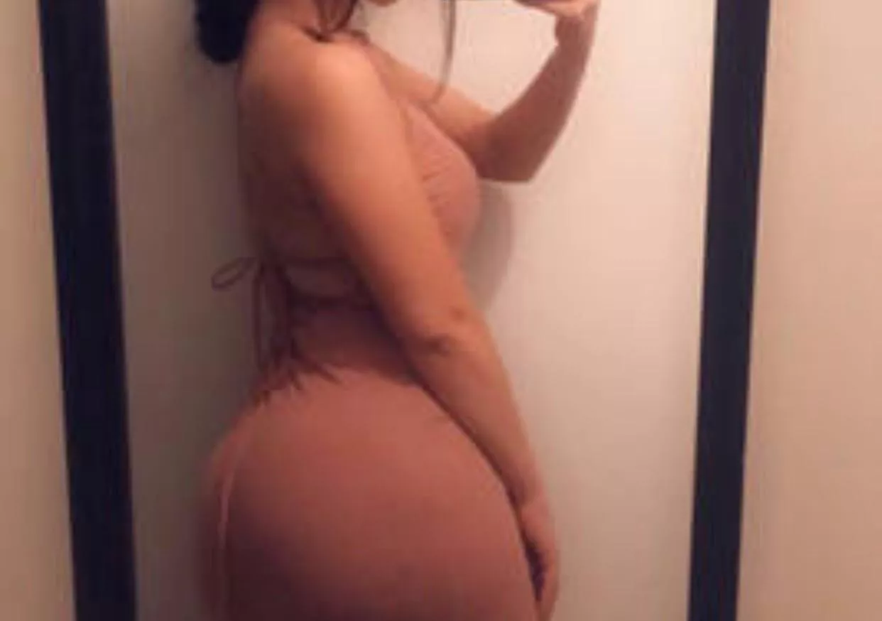 How’s my dress mommy wanna untie them for me posted by tayloressa96