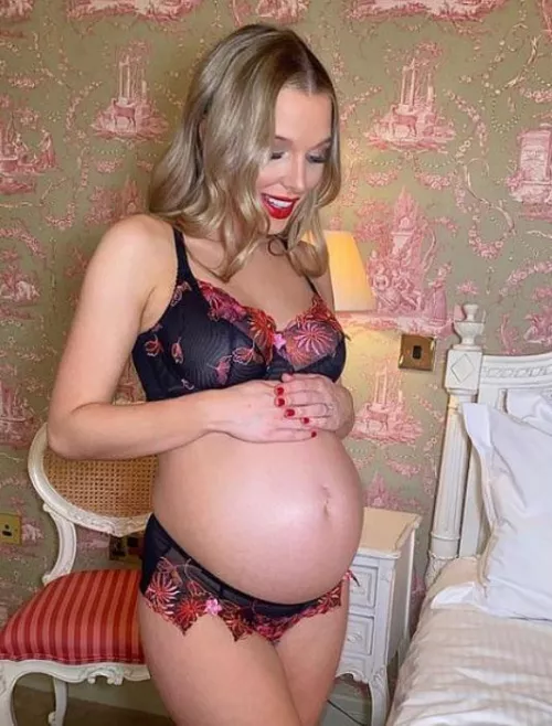 How’s the bump looking? by Pregnant_Kelsi