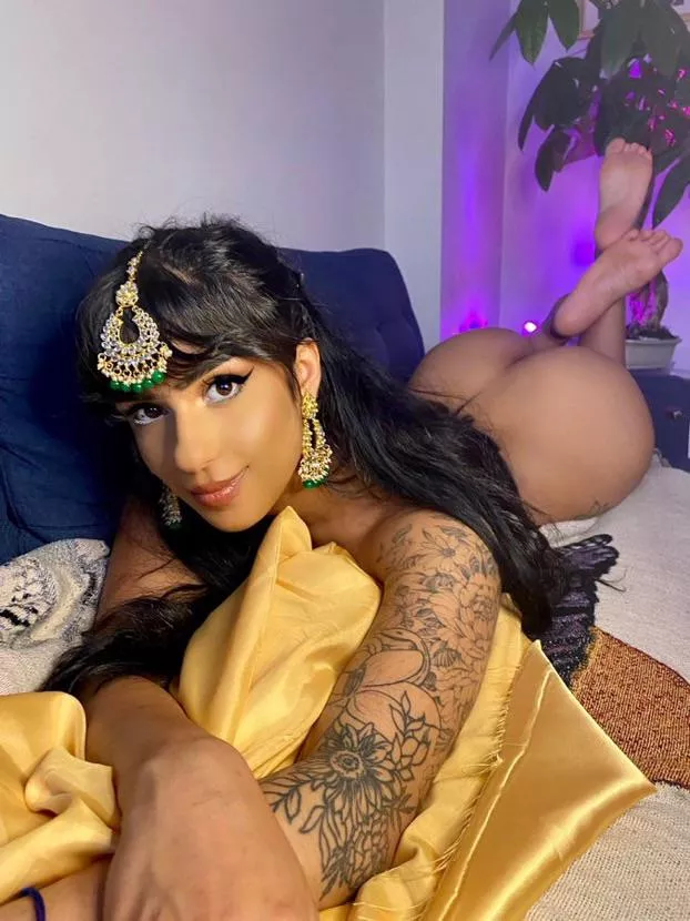 How’s the view? 🍑 [F] posted by slaysheslays