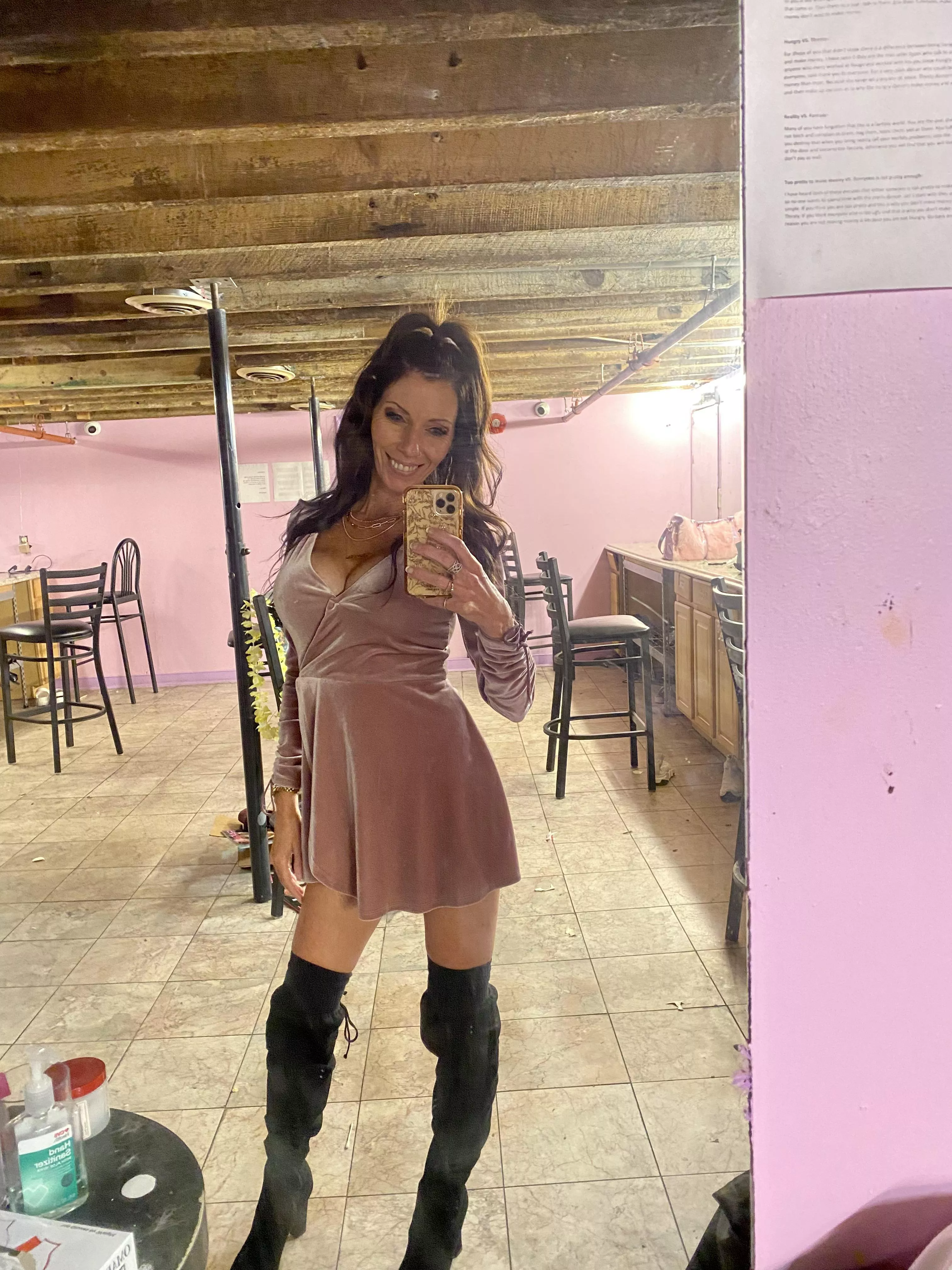 How’s this for a work milfie 😘 posted by Hotgrandma11