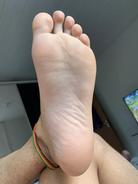 How's your saturday going? 😉🦶🏻 by carllitu