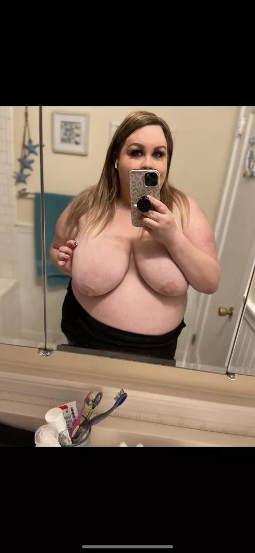 How’s your Thursday going? by Megbabyx