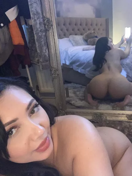 hug me from behind :) by milkteajuice