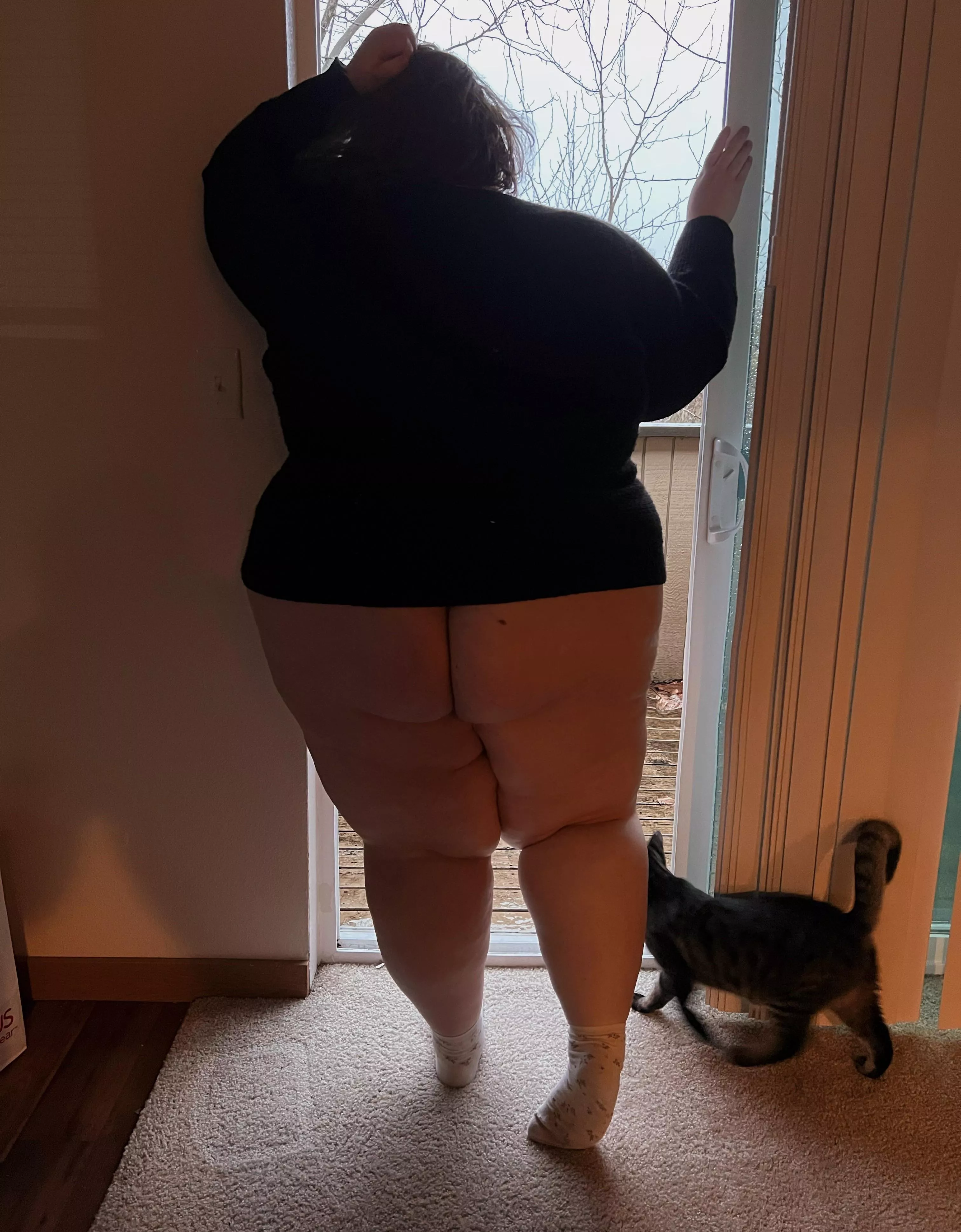 Hug me from behind posted by blushiebirdie