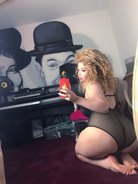 Huge ass by [deleted]