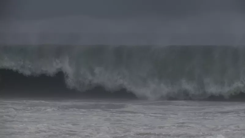 Huge hollow wave by giancarlo231