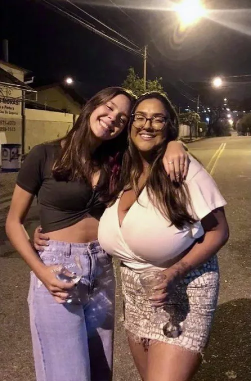 Huge vs slim by FizzyOrangeJuice