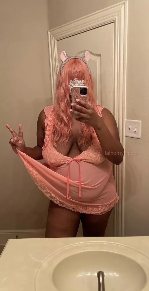 Hungry for chocolate strawberries? 🍫🍓 posted by fathornyhippo