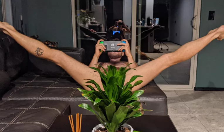 Husband had to take a photo while I was gaming 😄 by Hydr0s006