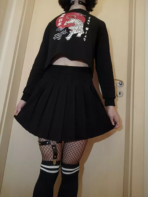 I am starting to like the color black more and more (๑✪ᆺ✪๑) by Stolfy_UwU