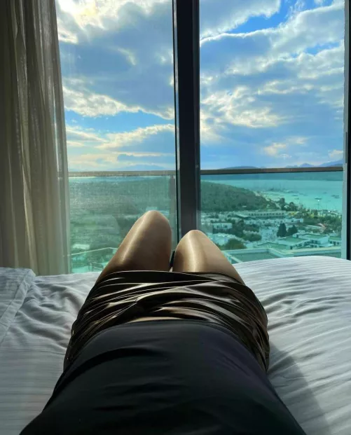 I am waiting my boss 🍷👄 by sosisliyumurta