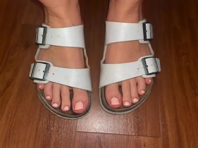 i bet you would look good down there sucking my toes mister 💦😈 by tootsiesXoXO