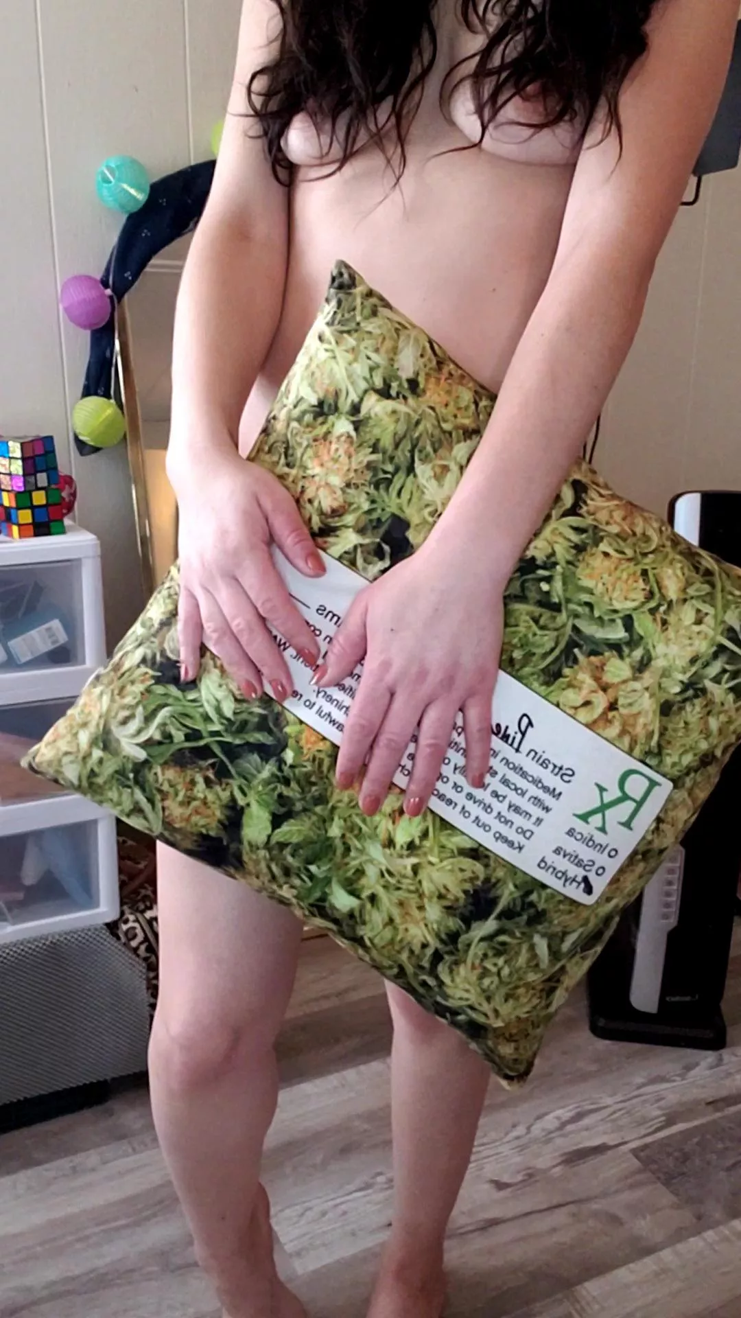 I bought a new pillow! I'm gonna snuggle up with it, load a bowl, put on a movie and work on posting my xxx content, so don't miss that. Links in comments below 💚 posted by Tiffbunnyteases