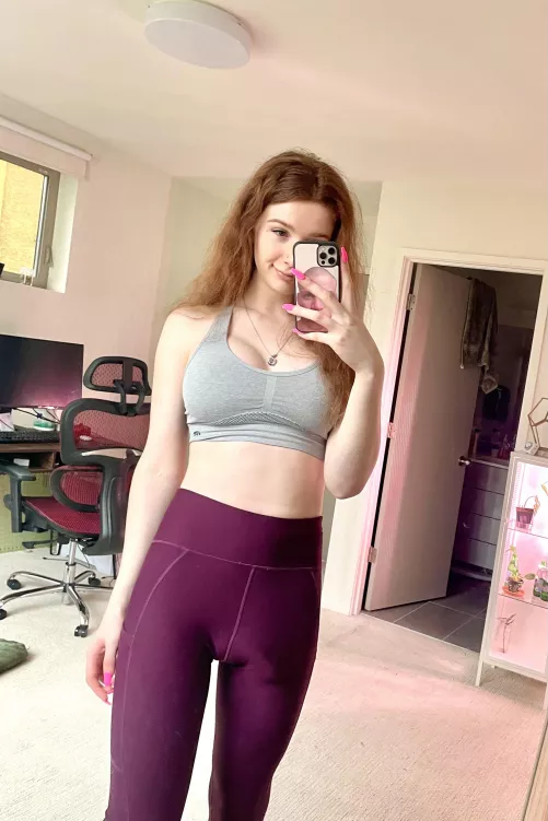 I can never get leggings to fit right 😅 by smolbacon