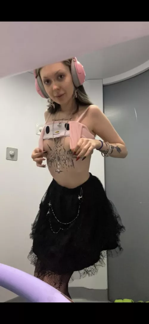 I can’t help myself but taking nudes on the train …. by freakonaleash47