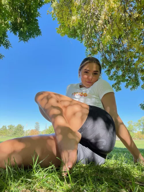 I command you to kiss my toes by alessandranatalia