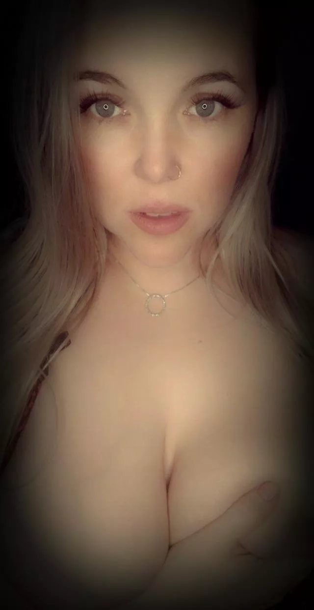 I could use an extra hand 😈 posted by HavenRae21