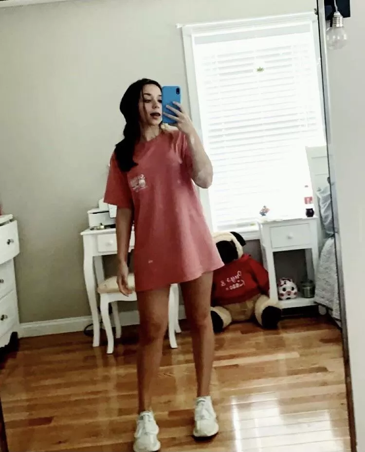 i didn’t expect baggy shirt pics to do well at all lol posted by lowleychloe