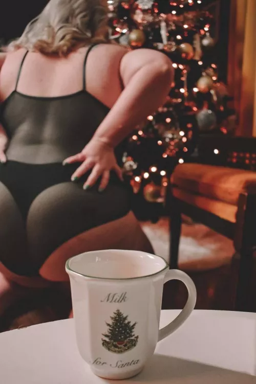 I don’t have any flaws, baby I’m gorgeous as fuck And my ass is jurassic, enormous as fuck. 🍑🍑 by Littlemissmermaid_