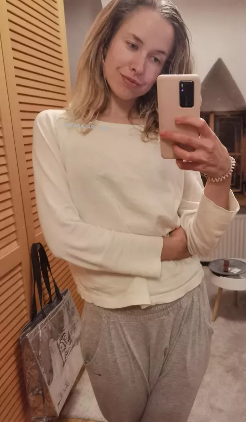 I don't know if you like girls in sweatpants, but here is one ✌️ by naturalgirl_mel