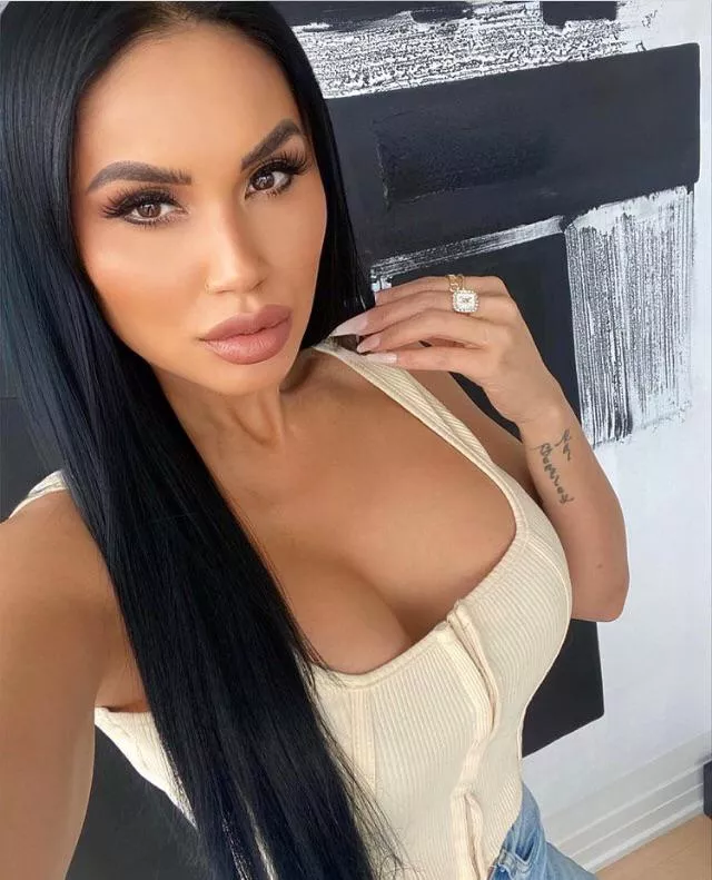 I don’t know YOUR definition of what a bimbo is but she’s a bimbo to me. posted by BloodstainedAxe