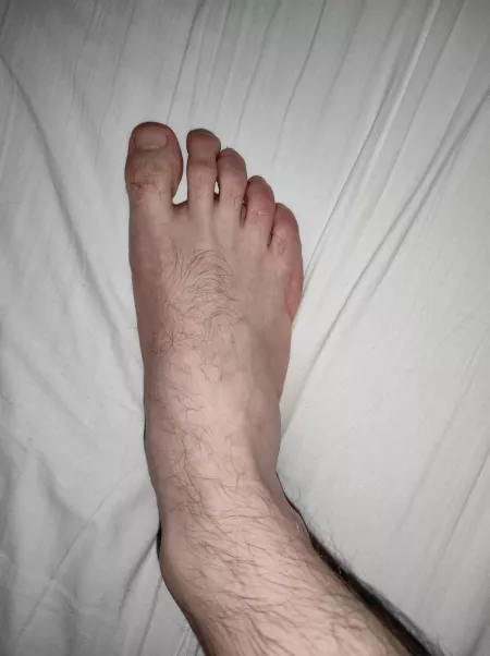 I don't like the tops of my feet, but I thought i should show it anyway by TheMoonSwimmer